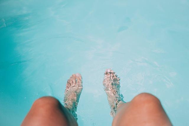 nohy u bazénu