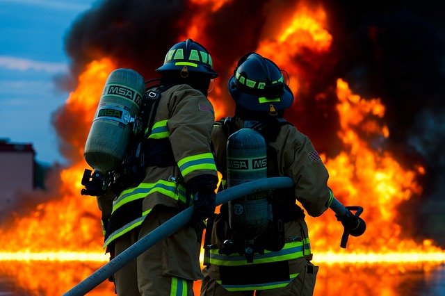 hasiči při likvidaci požáru
