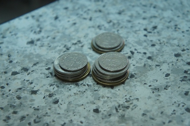 drobné stříbrné mince, mramor